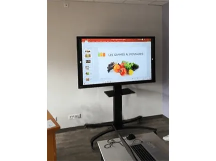 Écran interactif tactile sur support mobile, qui affiche un cours sur les gammes alimentaires dans une salle de la MFR du Pic Saint-Loup