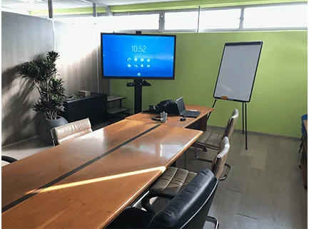 Salles de réunion, écrans tactiles et visioconférence