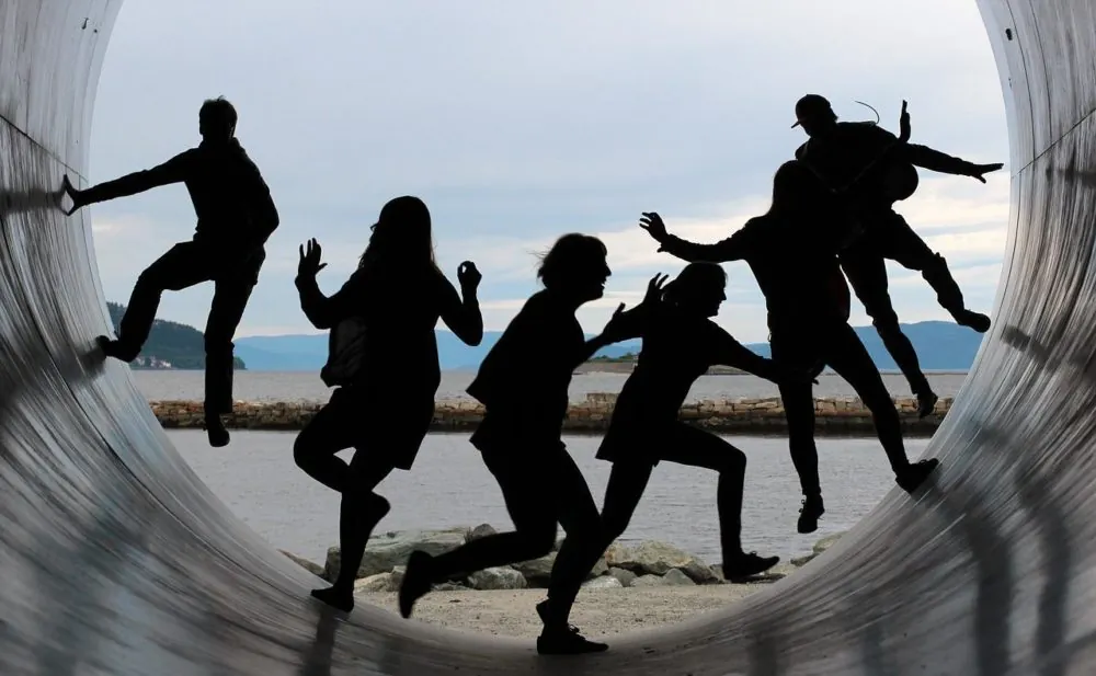 Illustration de l’esprit d’équipe, des silhouettes qui sautent ensemble