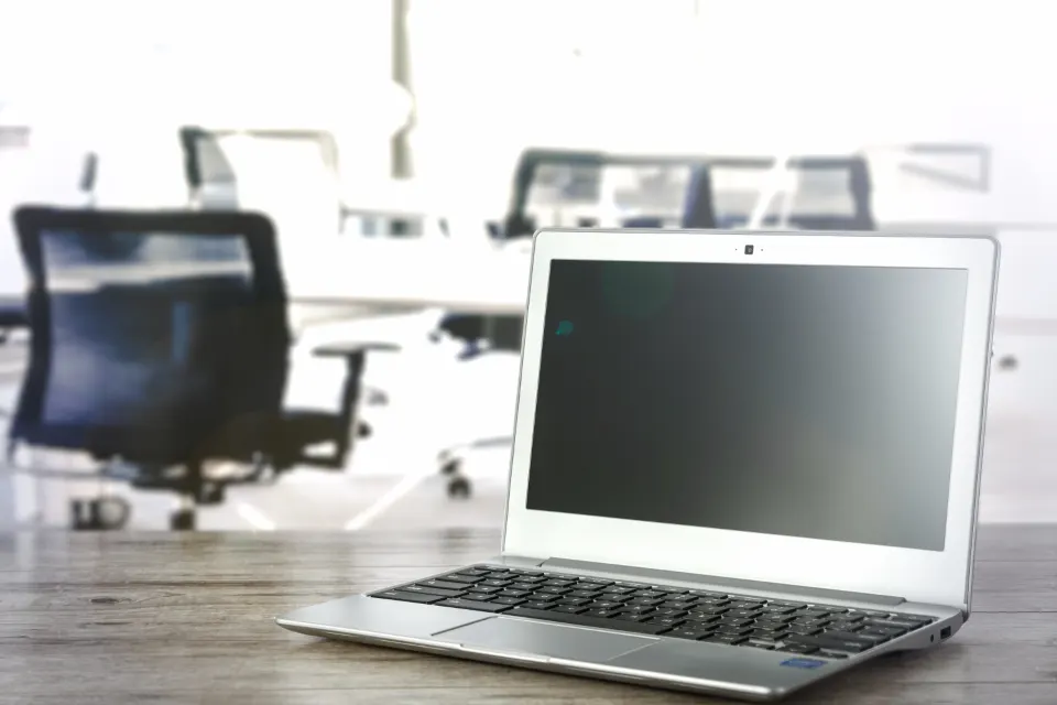 Ordinateur portable sur un bureau